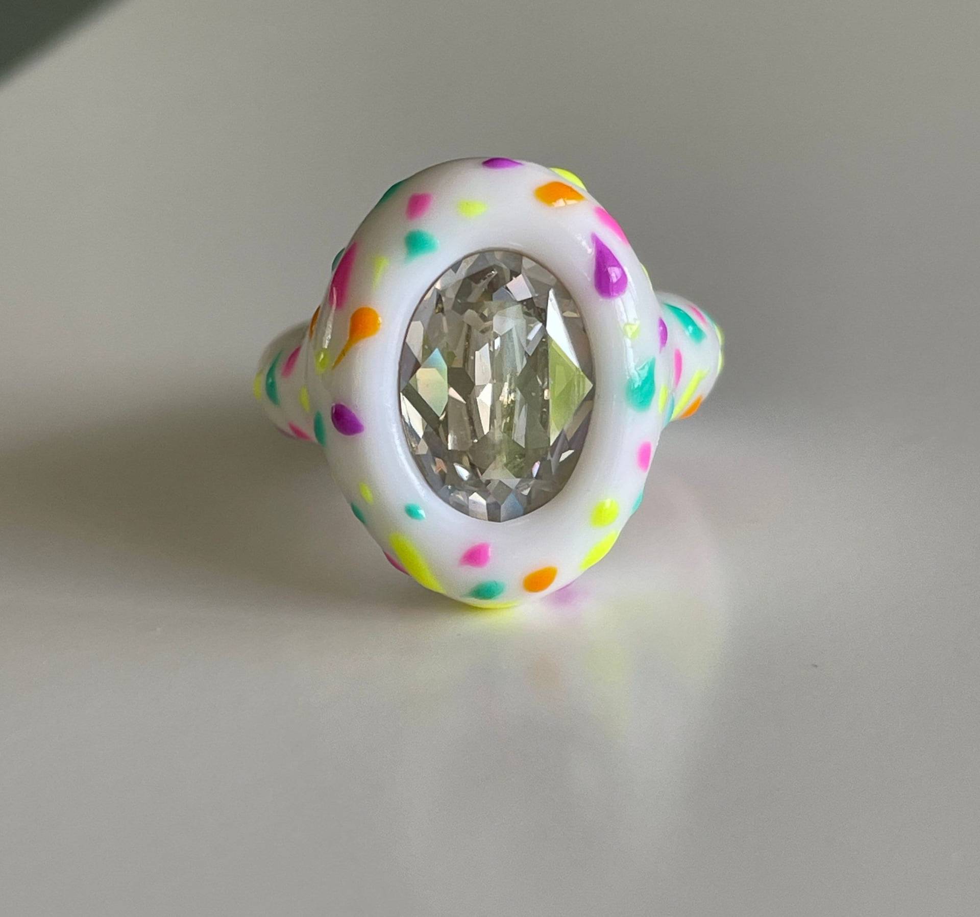 Künstler-Kreativ Auffälliger Multicolor Polymer-Ring Mit Ovalem Swarovski-Diamantkristall, Handmodelliert von DreamersJewelryCo