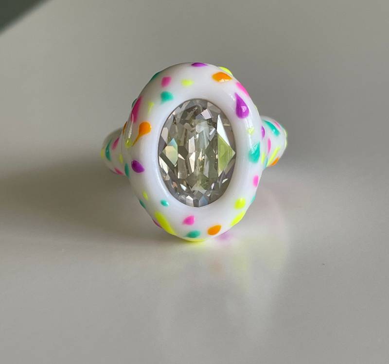 Künstler-Kreativ Auffälliger Multicolor Polymer-Ring Mit Ovalem Swarovski-Diamantkristall, Handmodelliert von DreamersJewelryCo