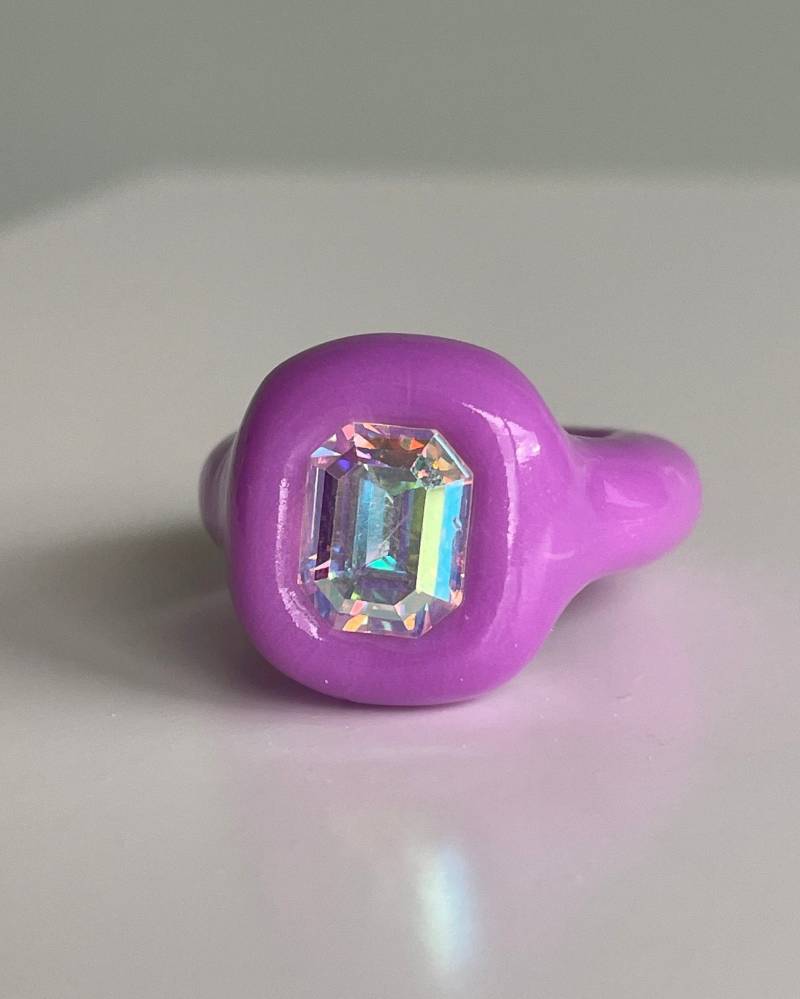 Massiver Polymer Ring in Der Farbe Lavendel Lila Violett Traubenfarben Mit Opalisierendem Kristall von DreamersJewelryCo