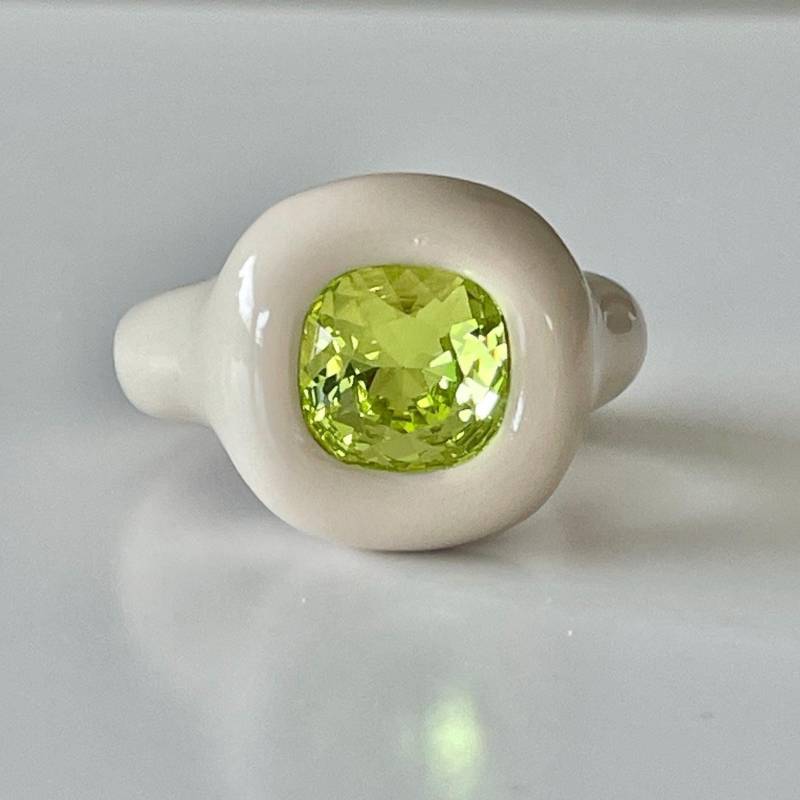 Neon Lime Gelber Swarovski Kristall Grobstrick Clay Ring in Hellbeige Handgefertigt von DreamersJewelryCo
