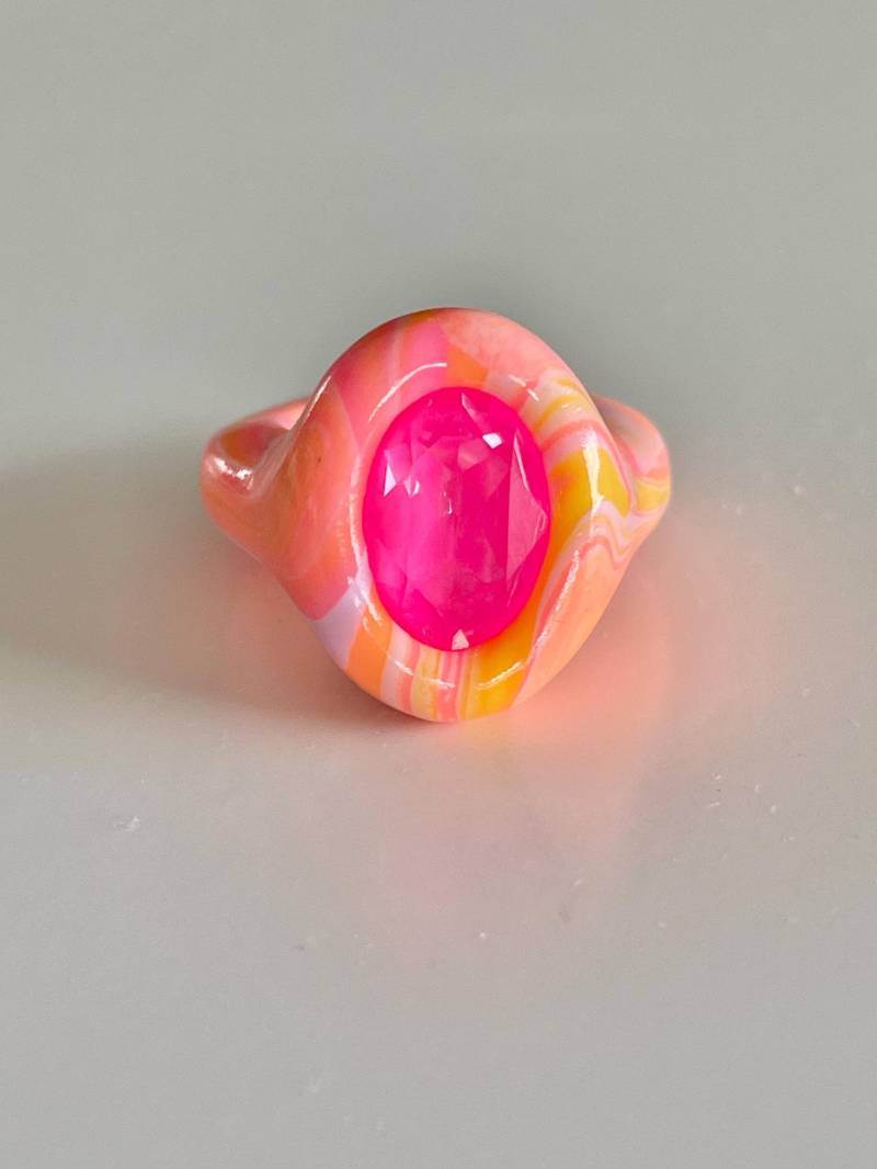Handgemachte Pastel Polymer Ring Mit Neon Pink Swarovski Kristall von DreamersJewelryCo