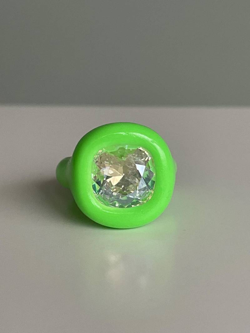 Sommerlicher Neon Limettengrüner Polymer Ring Mit Funkelndem Kristall Im Diamantkissenschliff von DreamersJewelryCo