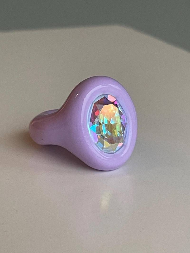 Handgefertigter Fliederfarbener Polymer Ring Mit Swarovski Opalescent Kristall von DreamersJewelryCo