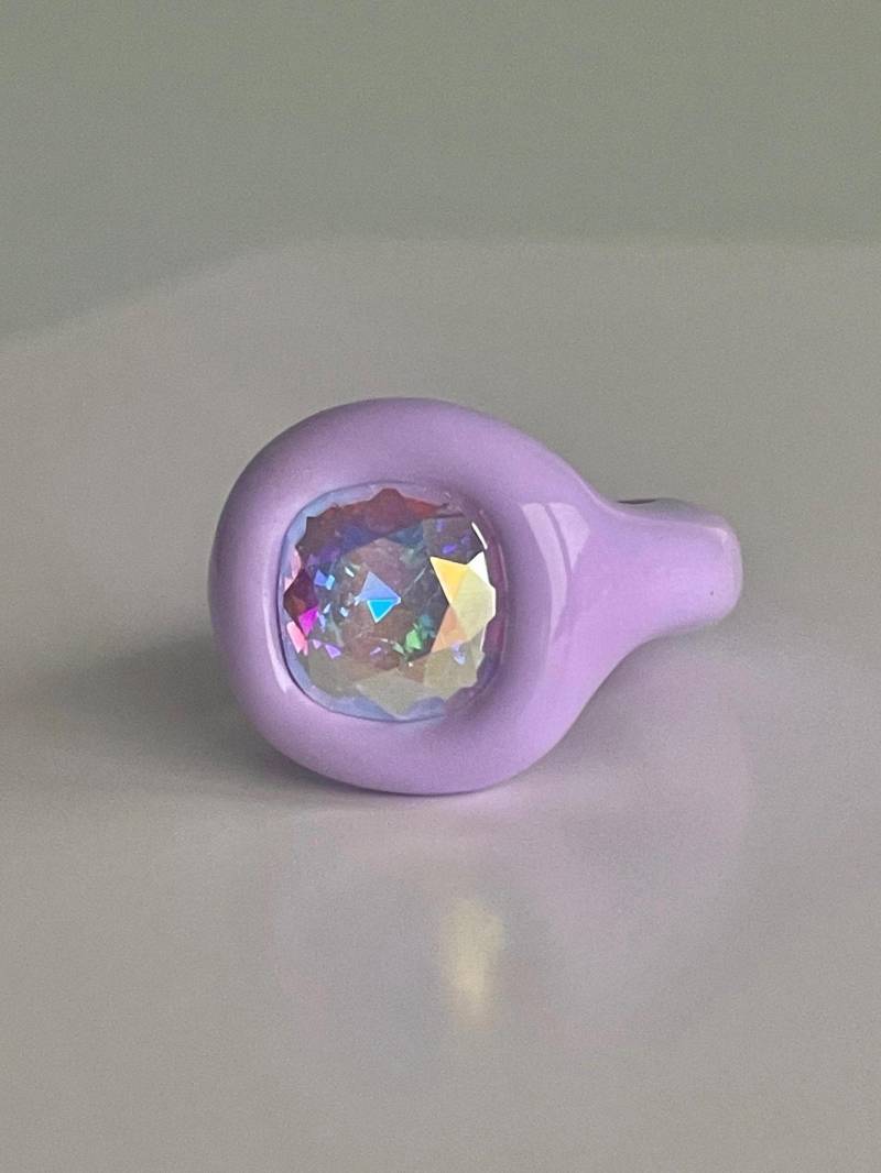 Handgefertigter Fliederfarbener Polymer Ring Mit Swarovski Opalescent Kristall von DreamersJewelryCo