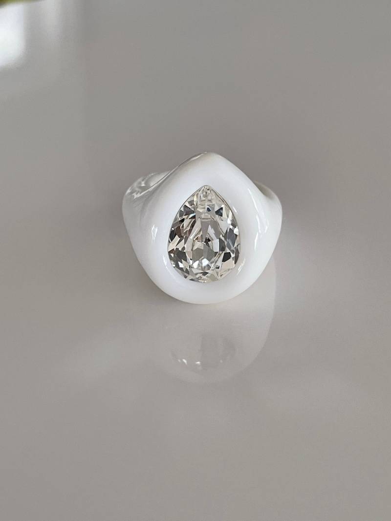 Weißer Porzellanring Hand Modelliert Polymer Clay Mit Swarovski Kristall von DreamersJewelryCo