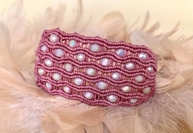 Breites Armband in Altrosa, Makramee Manschettenarmband, Geschenk Für Frauen, Handgemachtes Schmuck Unikat, Länge Verstellbar von DreamfulKnots
