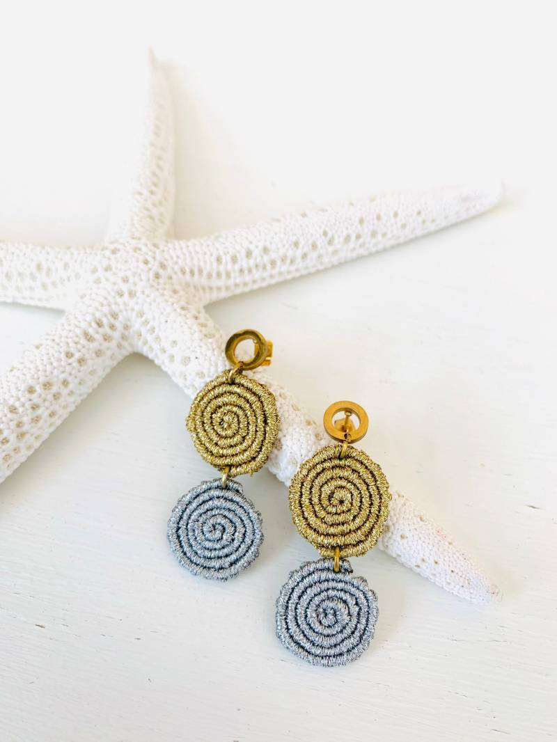 Lange Makramee Ohrringe Gold Und Silber, Bohochic Ohrhänger Lang, Spiral, Geschenkidee Für Frauen von DreamfulKnots