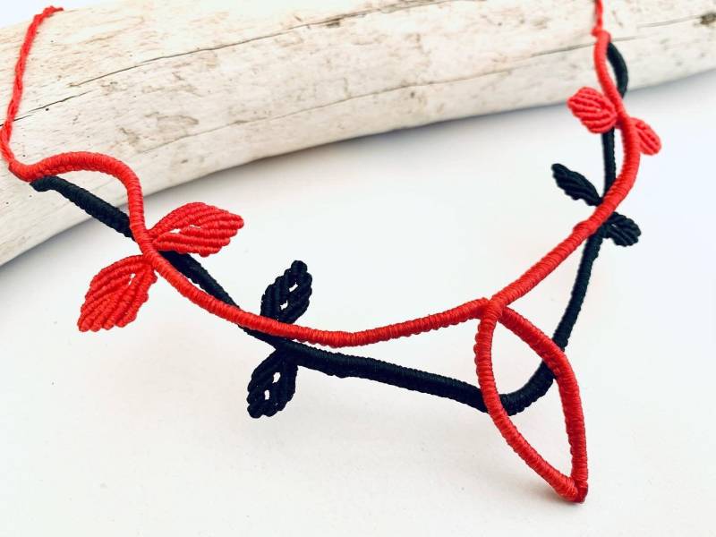 Makrame Halskette Mit Blätter, Macrame Kette Boho Style Bohochic, Makramee Blatt, Micromacrame Schmuck von DreamfulKnots