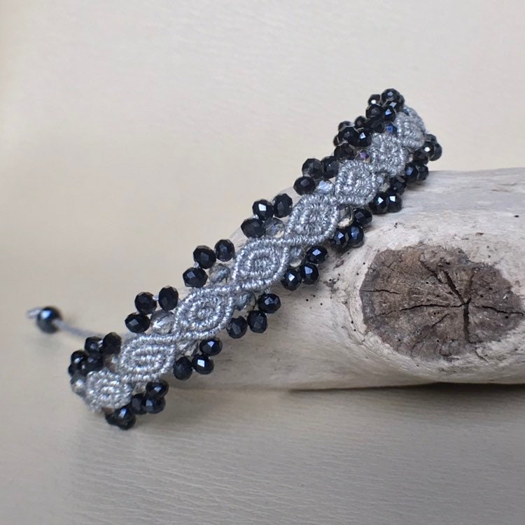 Makramee Armband in Silber Oder Gold, Hautfreundlich, Mit Kristallsteinen , Längenverstellbar von DreamfulKnots