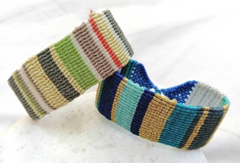 Manschettenarmband, Handgemachter Macramé Schmuck, Bohochic Macrame Cuff Bracelet, Makramee Armband Blau Und Gold Für Damen von DreamfulKnots