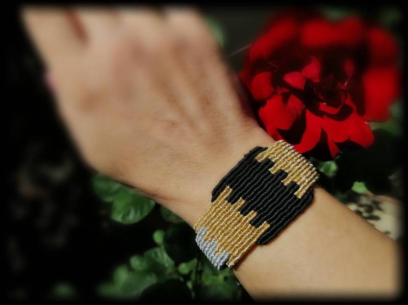 Manschettenarmband Handgemacht, Breites Makramee Armband, Armband Bohostyle Gold, Handgemachter Macrame Schmuck Hypoallergen, Farbauswahl von DreamfulKnots