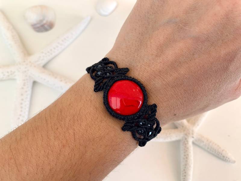 Roter Howlith Armband, Schwarzes Makramee Armband Für Damen, Edelstein Bohostyle Schmuck Hypoallergen, Geschenk Frauen von DreamfulKnots