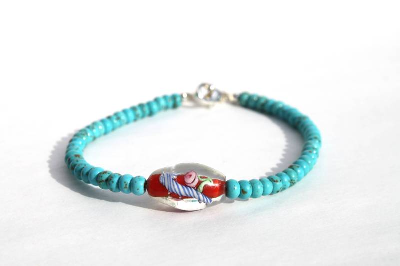 Türkis Und Rot Glas Armband Mit Rose in Der Mitte von DreamingMuseDesigns
