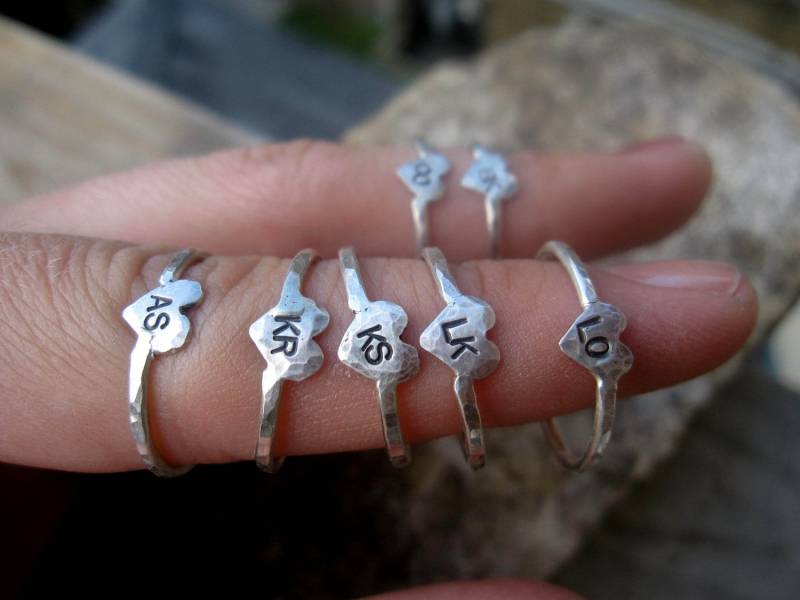 7 Brautjungfer Geschenk-Ringe - Personalisierte Initialen von DreamingTreeCreation