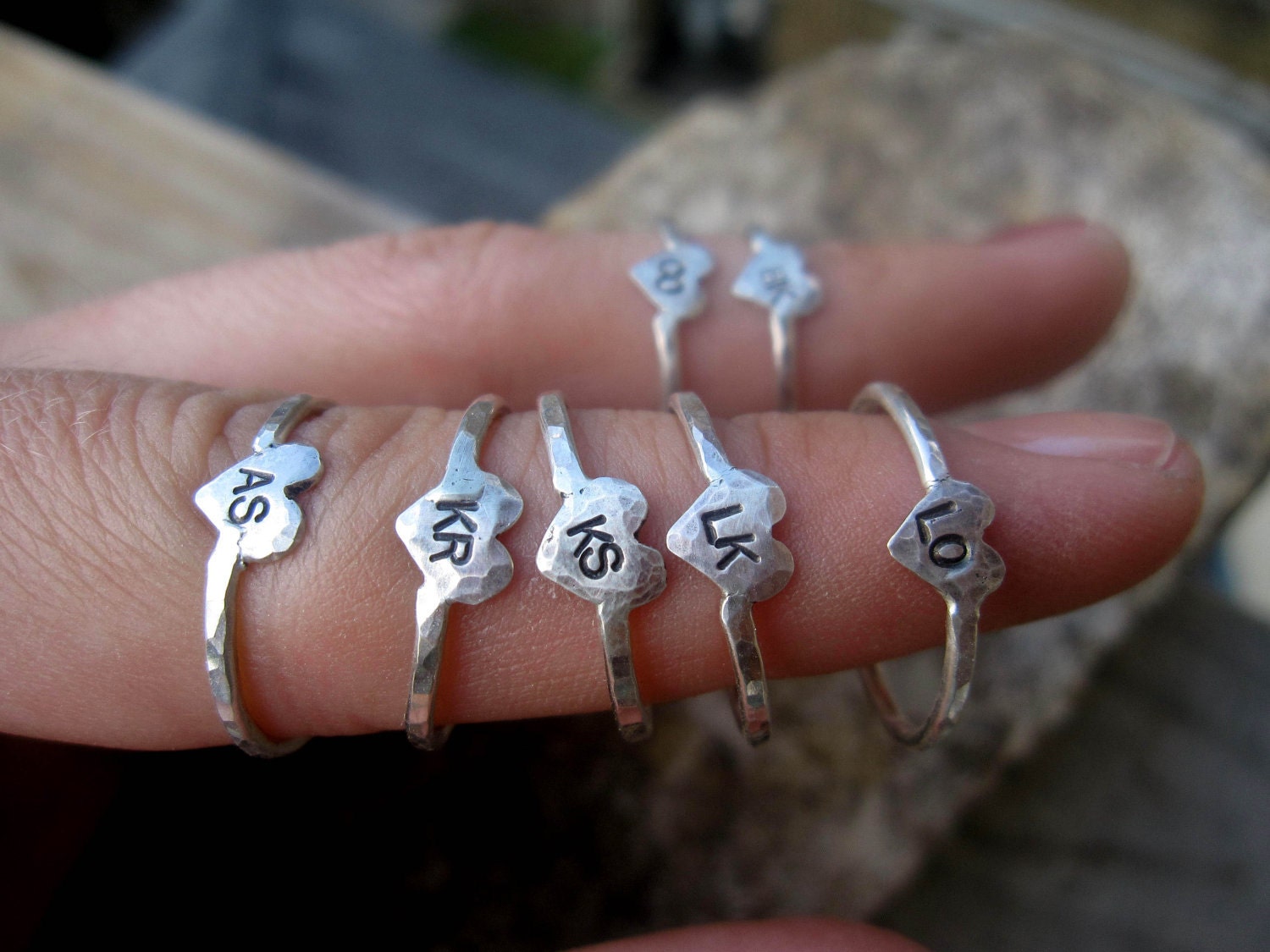 8 Brautjungfer Geschenk-Ringe - Personalisierte Initialen von DreamingTreeCreation