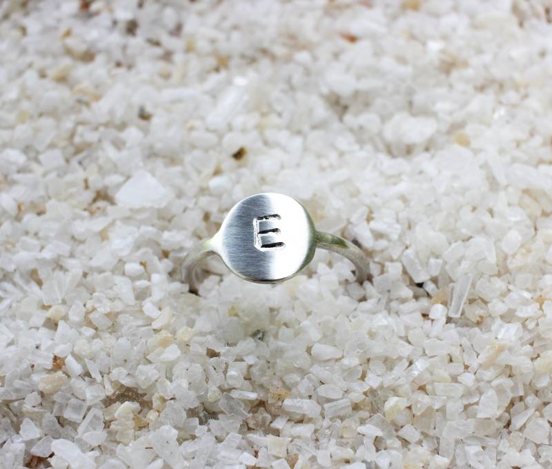 Brautjungfer Initial Disc Ring - Personalisierter Buchstabenring von DreamingTreeCreation
