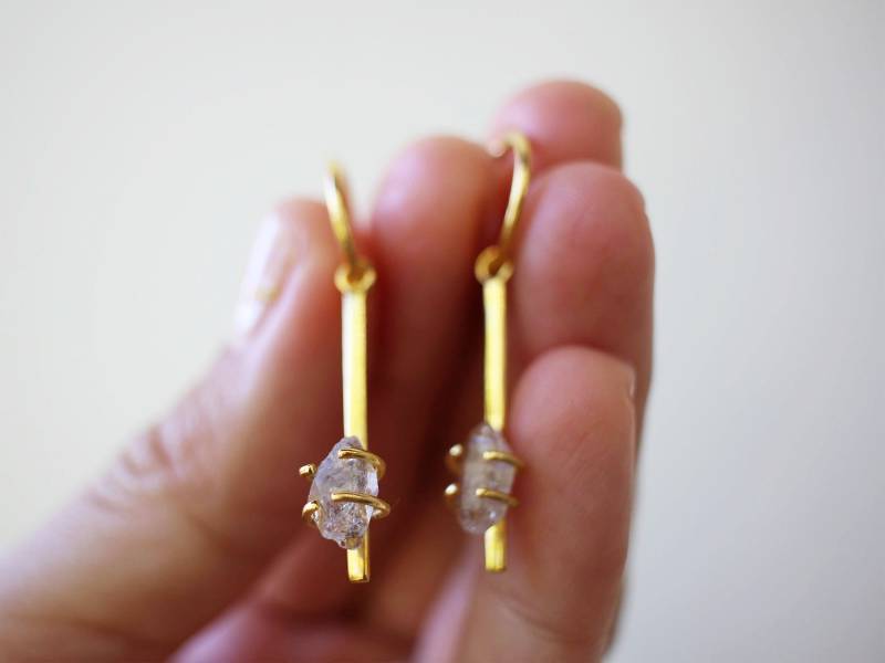 Gold Dancing in The Moonlight Ohrringe - 18K Vermeil Und Quartz Hoop Dangling von DreamingTreeCreation