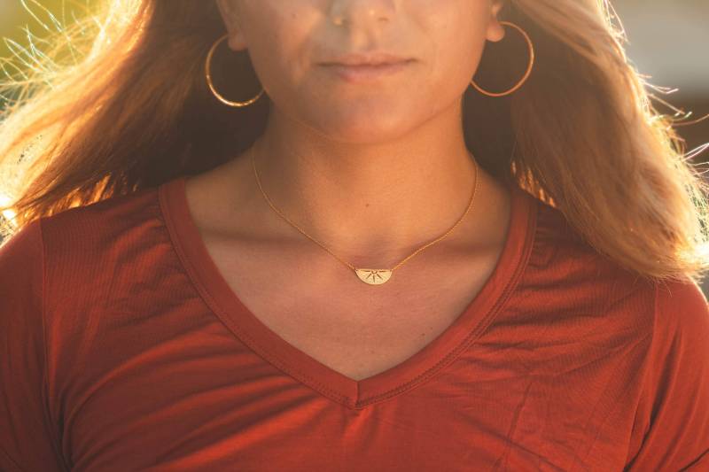 Gold Walking On Sunshine Halskette - 18K Vermeil Sun Layering Celestial Halbkreis Form von DreamingTreeCreation