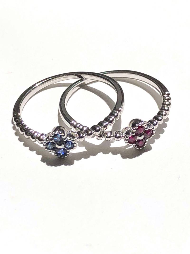 18 K Weißgold Rubin Und Saphir Perlen Klee Stapelbare Ringe 18 K Weißgold Rubin Und Saphir Perlen Klee Stapelbare Ringe von DreamitjewelsDesigns