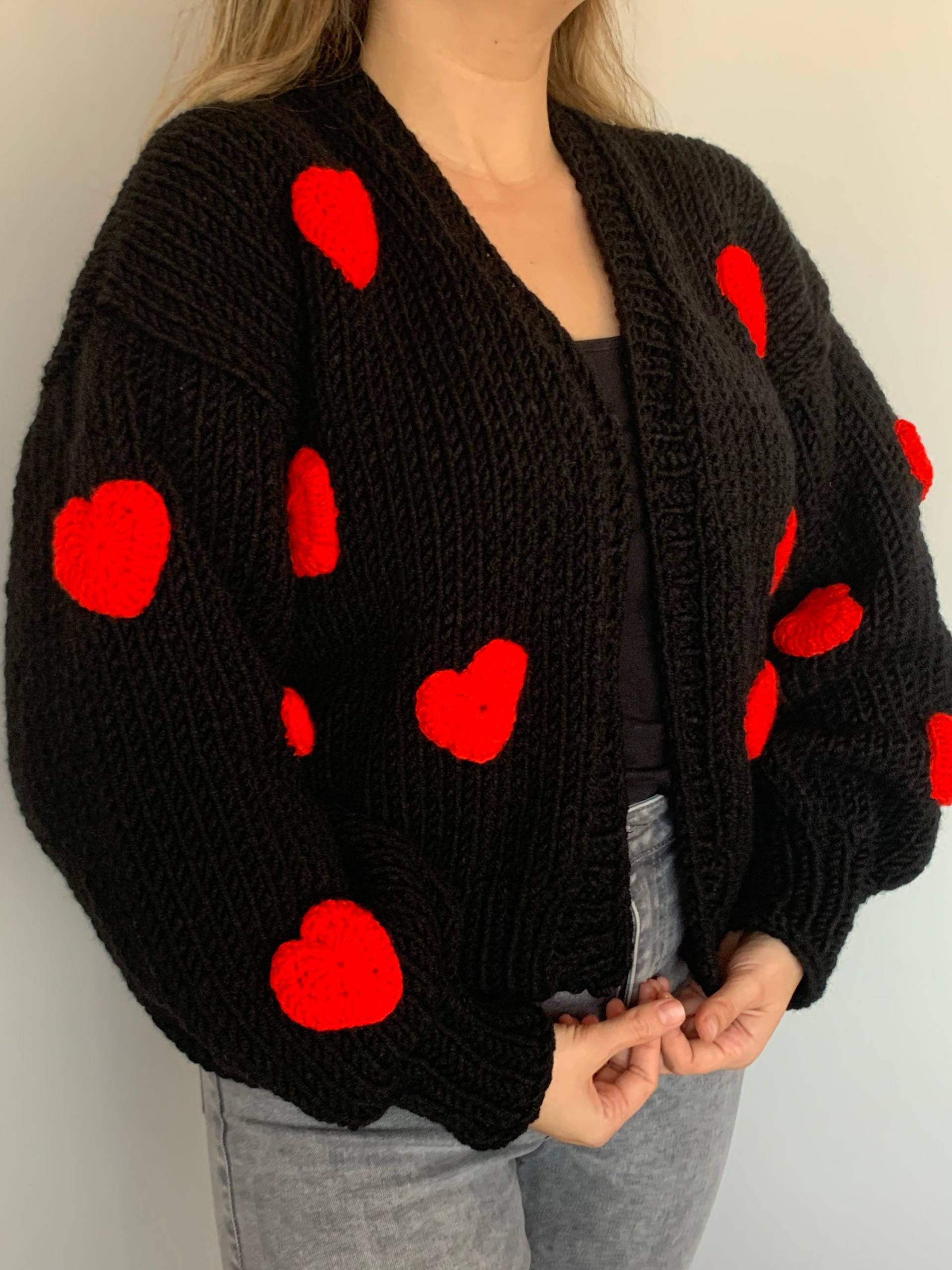 Handgemachte Herz Strickjacke | Gehäkelte Weihnachtsgeschenk Strickpullover Für Frauen Valentinstag Geschenk Handgefertigt Mit Liebe Schwarz von Dreamknittt