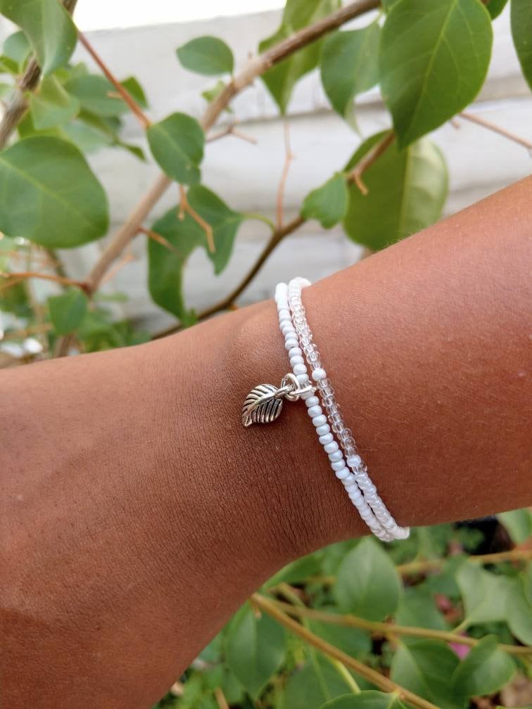 Doppeltes Perlenarmband Mit Quaste Und Blattanhänger, Weiß, Hippie Armband, Boho Hochzeit, Verstellbar von DreamlikeD