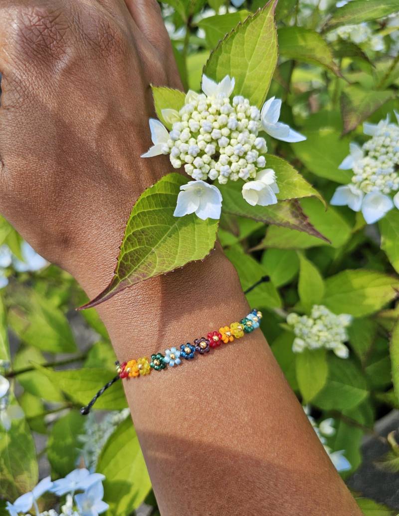 Perlenarmband Rainbow, Buntes Boho Blumenarmband in Regenbogenfarben, Verstellbares Armband von DreamlikeD