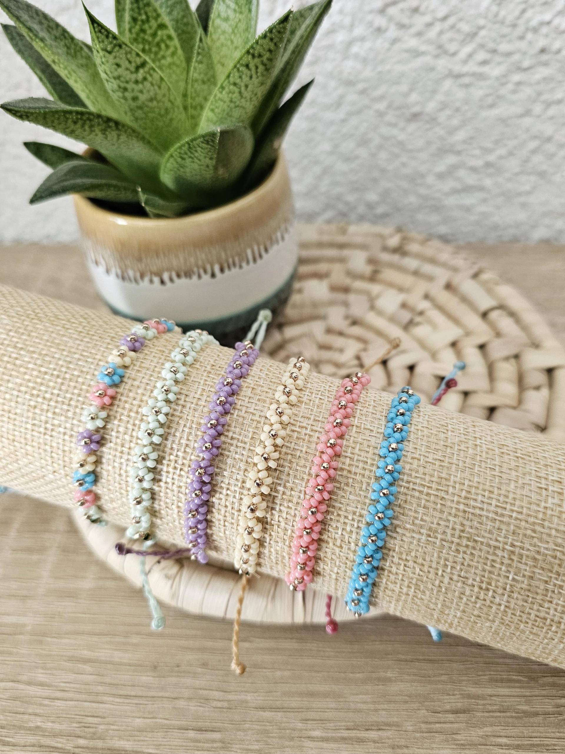 Perlenarmband Spring, Süßes Boho Blumenarmband in Frühlingsfarben, Verstellbares Armband Perlenarmband Spring, Süßes Boho Blumenarmband in Frühlingsfarben, Verstellbares Armband von DreamlikeD