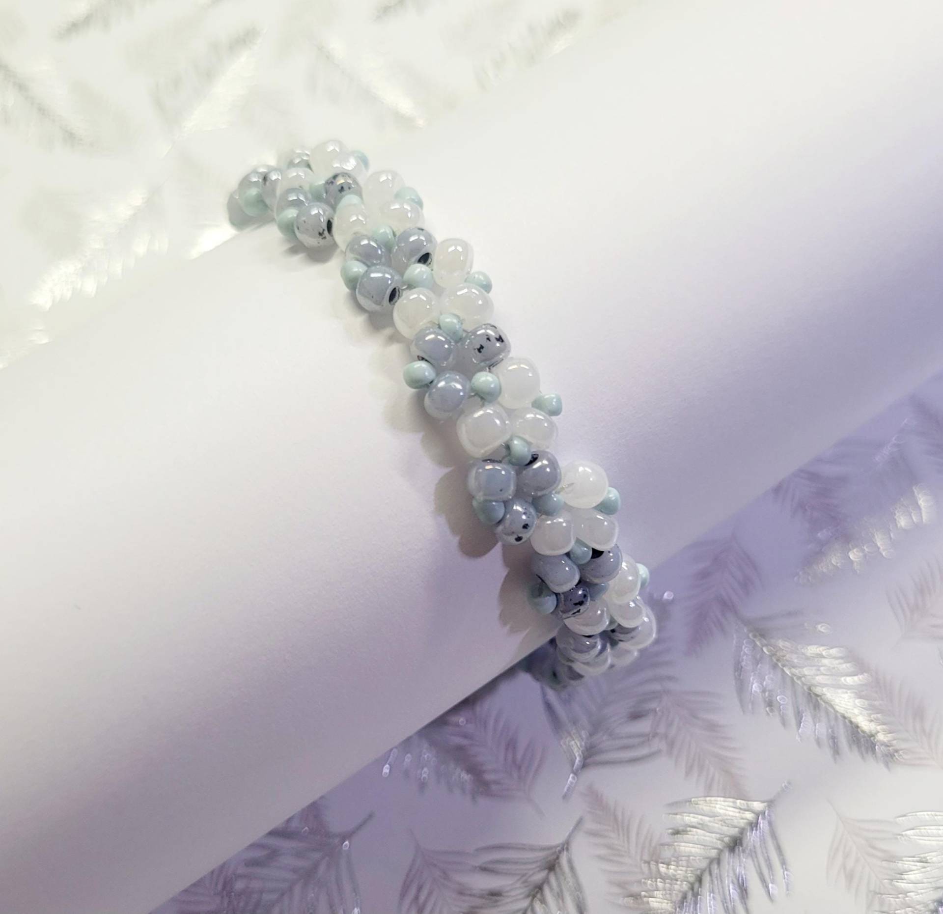 Perlenarmband Grau Weiß Silber Perlen Perlenarmband Grau Weiß Silber Perlen von DreamsAndSweets
