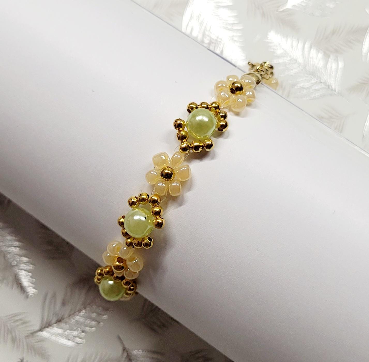 Perlenarmband Grün Gelb Gold Gänseblümchen von DreamsAndSweets