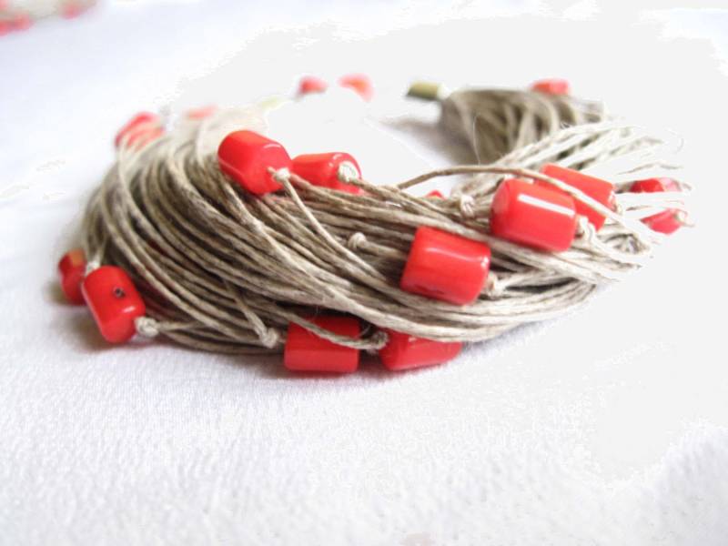 Rote Korallen Leinen Armband Sommermode Schmuck Multistrand Walderdbeeren Tango Scharlachrote Grau Purpur Lust Leidenschaft Minimalistisch von DreamsFactory