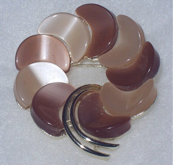 Lisner Brand Womans Brosche Pin Schönes Vintage Brown Hued Thermoplastik Kreis Goldton Metallkostüm Schmuck von DreamsFromYesterday