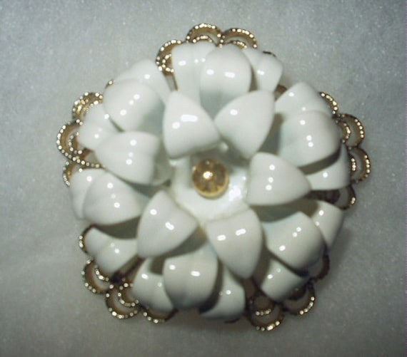 Sarah Coventry Womans Vintage Brosche Pin Dimensional Weiß Emaille Blütenblatt Blume Und Gold Metall Schmuck Atemberaubende Große von DreamsFromYesterday