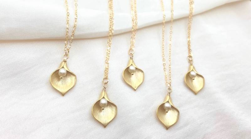 Elegante Goldene Calla Lilie Mit Swarovski White Pearl Halskette, Brautgeschenk, Schönes Schwestergeschenk, Muttergeschenk, Hochzeitsschmuck -101 von DreamsLight