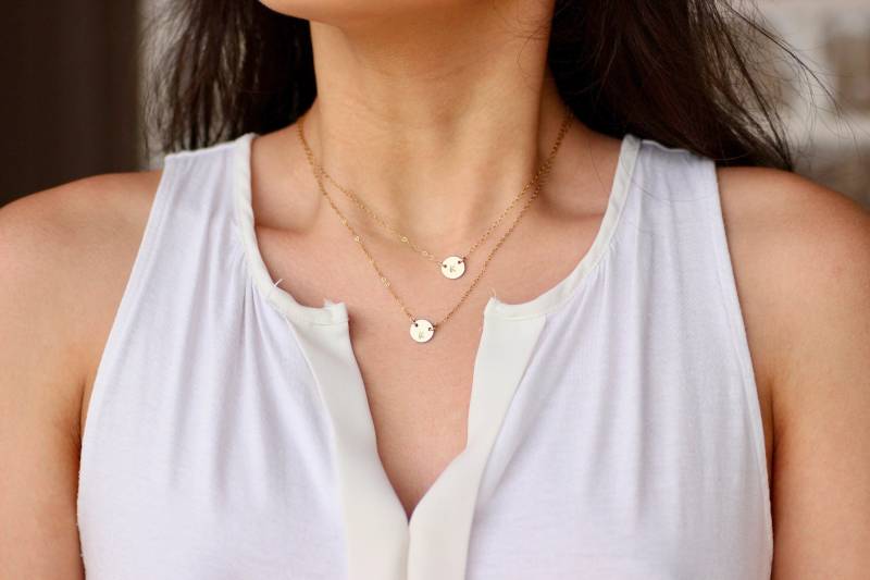 Im Verkauf Suspended Circle Halskette Scheibe/Zarten Personalisierte Schmuck Sanfte Monogramm Scheibe, Gold Gefüllt Erste 111-13 von DreamsLight