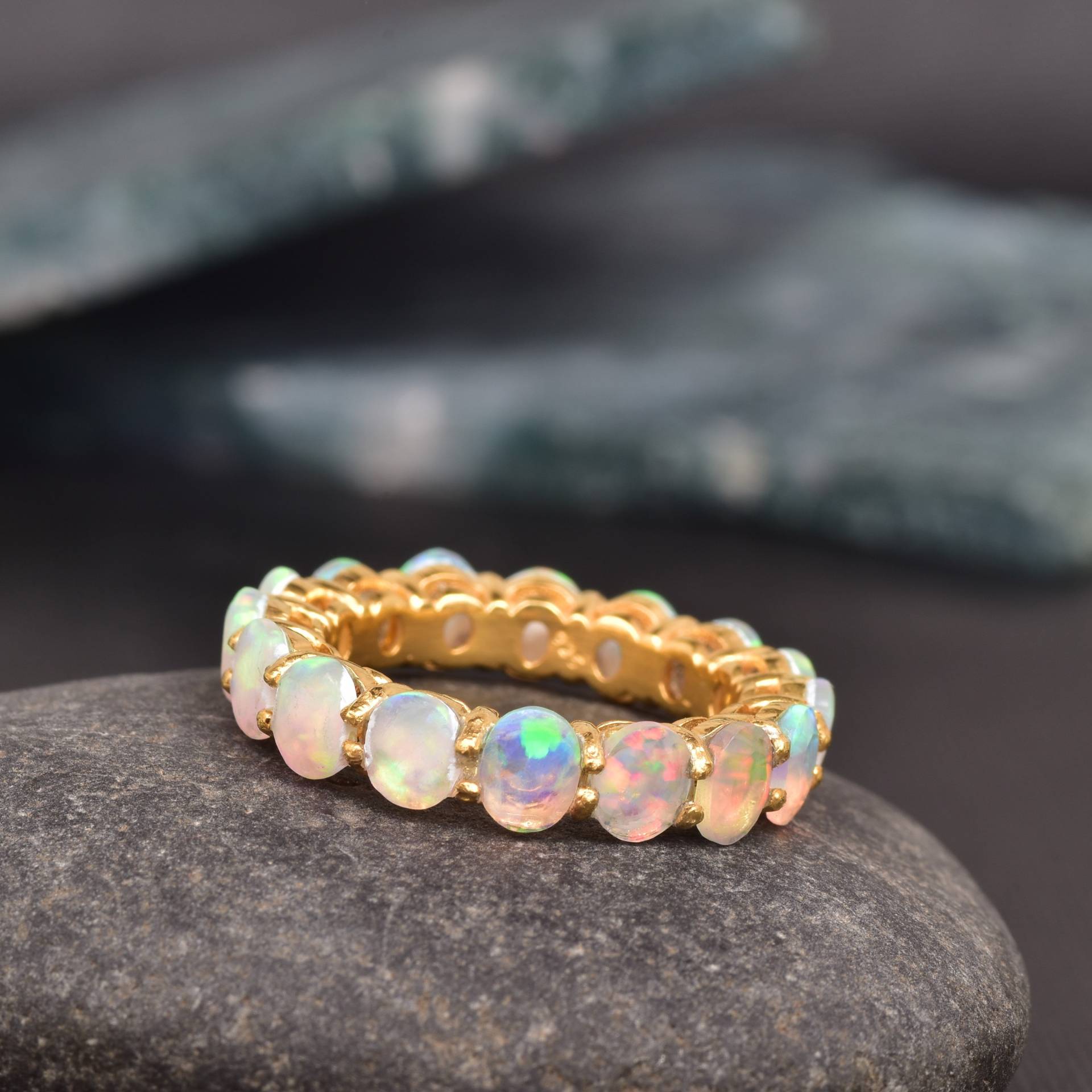 Feueropal Eternity Ring, Opal Voll Band, Ehering, 14K Rose Gold Zierliche Oktober Geburtsstein Passende Band von DreamsOfDazzle