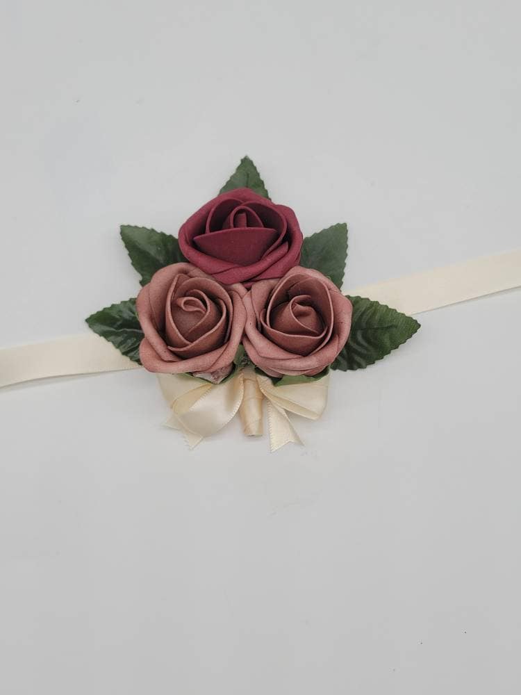 Burgunder - Und Staubrosa Boutonnieres Corsagen, Erhältlich in 27 Farben, Corsagen Pin-On - Handgelenk-Matching-Blumensträußen von Dreamsicalcreations