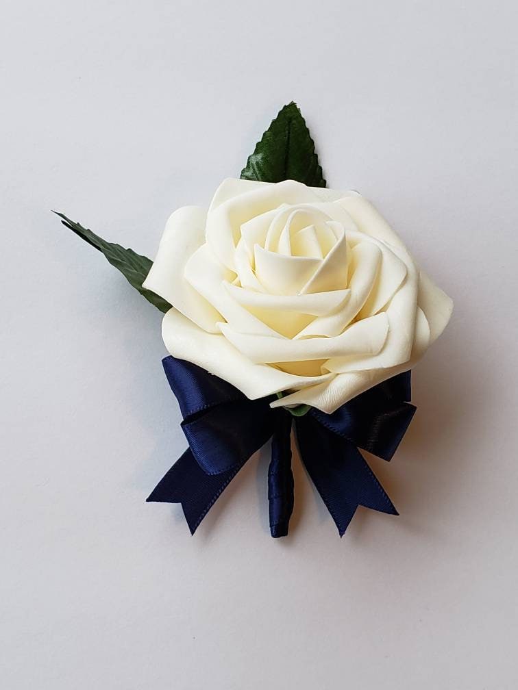 Creme - Und Marineblaue Boutonnieres Corsagen, Erhältlich in 27 Farben, Corsagen Pin On Handgelenk Erhältlich, Passende Blumensträuße von Dreamsicalcreations