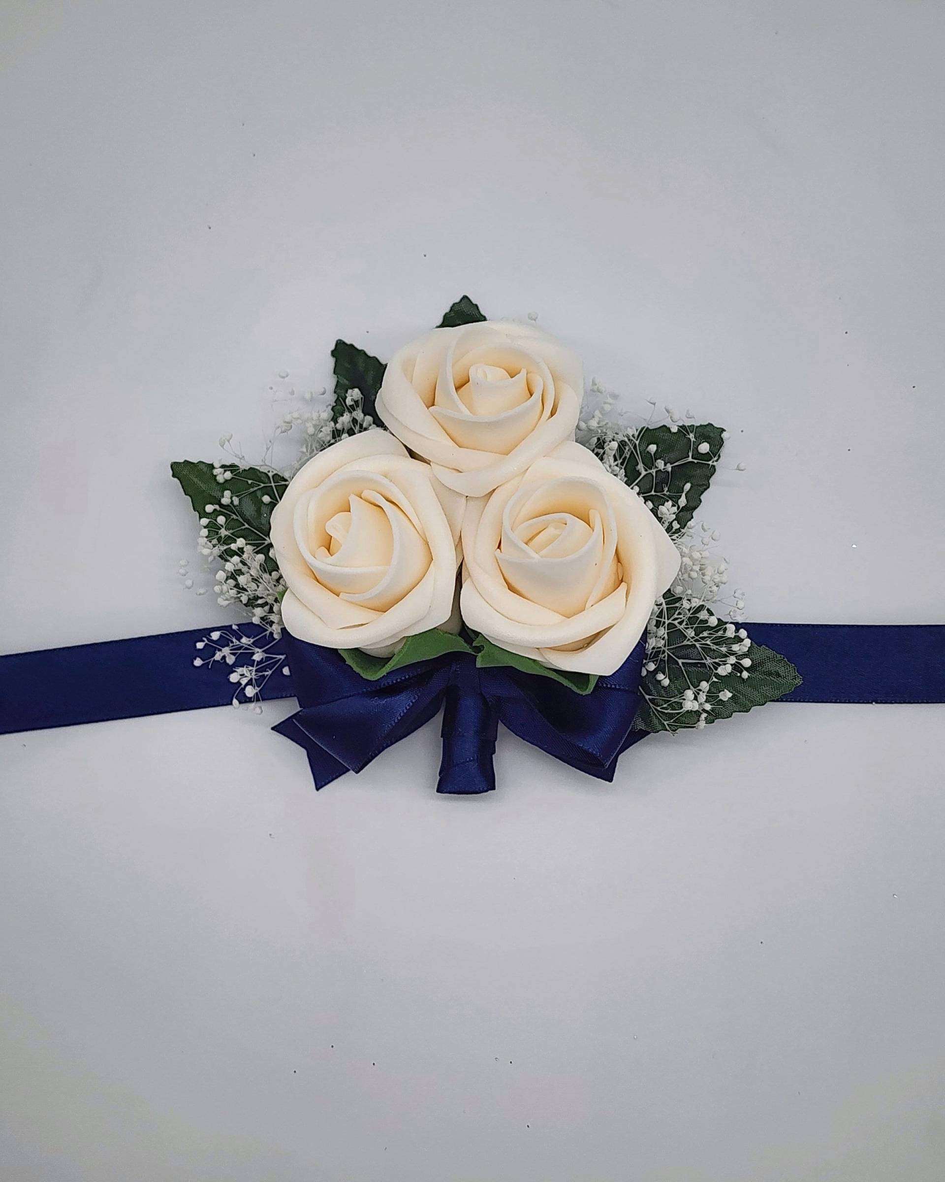 Creme - Und Marineblaue Boutonnieres Corsagen, Erhältlich in 27 Farben, Corsagen Pin On Handgelenk Erhältlich, Passende Blumensträuße von Dreamsicalcreations