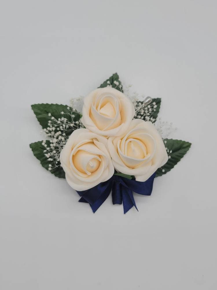 Creme - Und Marineblaue Corsagen Boutonnieres, Erhältlich in 27 Farben, Pin On Handgelenk Erhältlich, Passende Blumensträuße von Dreamsicalcreations