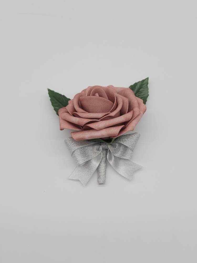 Dusty Rose & Silver Boutonnieres Und Corsages, Erhältlich in 27 Farben, Corsages Anstecknadel Handgelenk, Passende Sträuße Verfügbar von Dreamsicalcreations