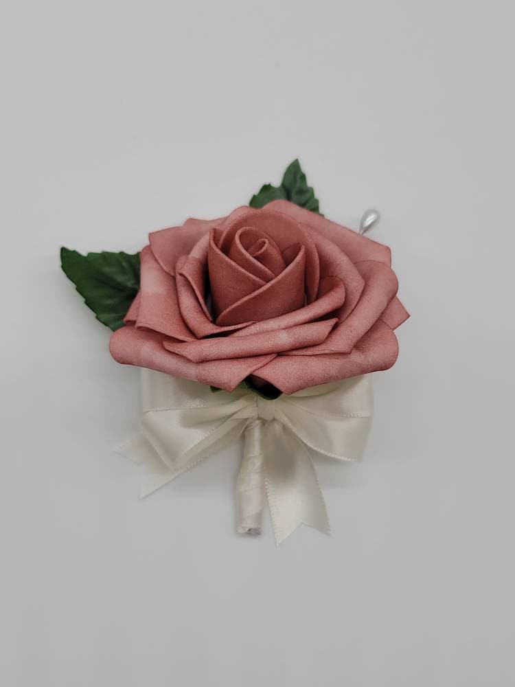 Dusty Rose & White Boutonnieres Corsages, Erhältlich in 27 Farben, Corsages Anstecknadel Und Handgelenk, Passende Bouquets Verfügbar von Dreamsicalcreations