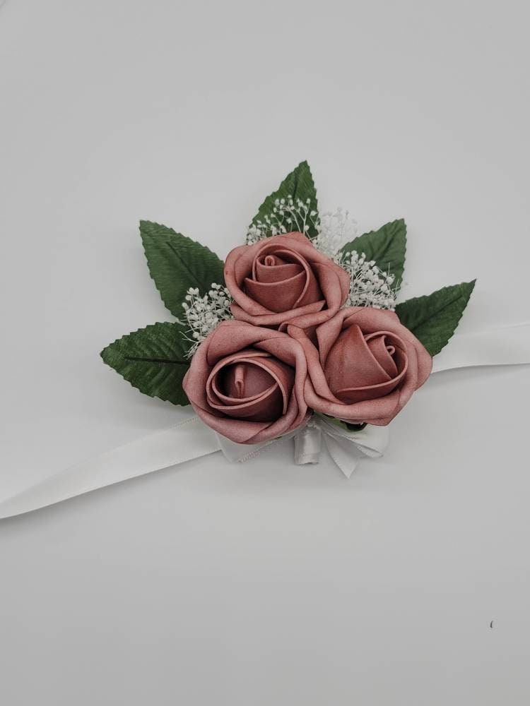 Dusty Rose & White Boutonnieres Und Corsages, Erhältlich in 27 Farben, Corsages Anstecknadel Handgelenk, Passende Sträuße Verfügbar von Dreamsicalcreations