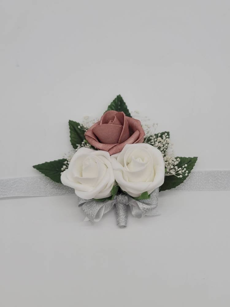 Dusty Rose & White Boutonnieres Und Corsages, Erhältlich in 27 Farben, Corsages Anstecknadel Handgelenk, Passende Sträuße Verfügbar von Dreamsicalcreations