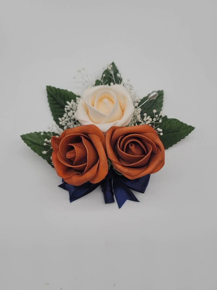 Gebrannte Orange Und Creme Boutonnieres Corsagen, Erhältlich in 27 Farben, Corsagen Pin On Handgelenk Erhältlich, Passende Blumensträuße von Dreamsicalcreations