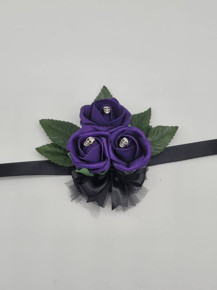 Gothic Skull Lila Und Schwarz Boutonnieres, Corsagen in Pin On Und Armband Erhältlich, Passende Blumensträuße Benutzerdefinierte Farben Erhältlich von Dreamsicalcreations