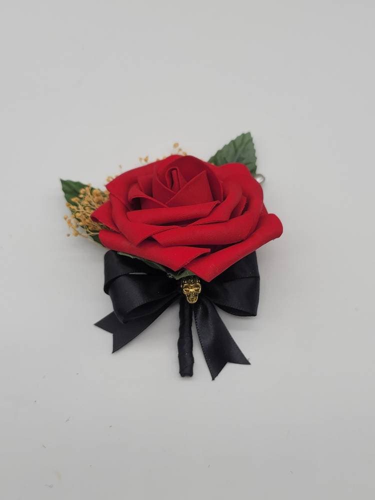 Gothic Skull Rot Und Schwarz Boutonniere, Corsage, Corsage Erhältlich in Pin Auf Oder Handgelenk, Benutzerdefinierte Farben Erhältlich von Dreamsicalcreations