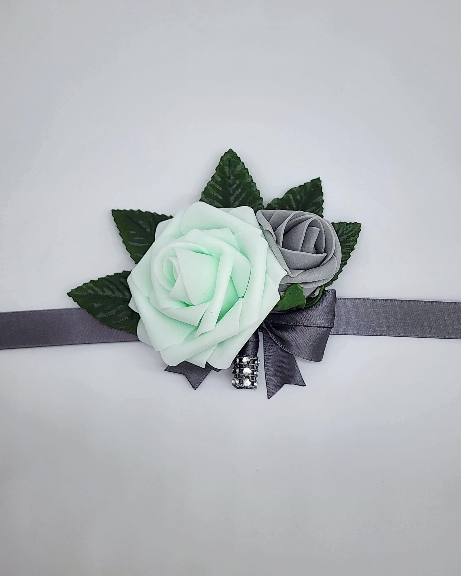 Mint Und Grau Boutonnieres Corsagen, Erhältlich in 27 Farben, Corsagen Sind Pin On Handgelenk Erhältlich, Passende Blumensträuße von Dreamsicalcreations