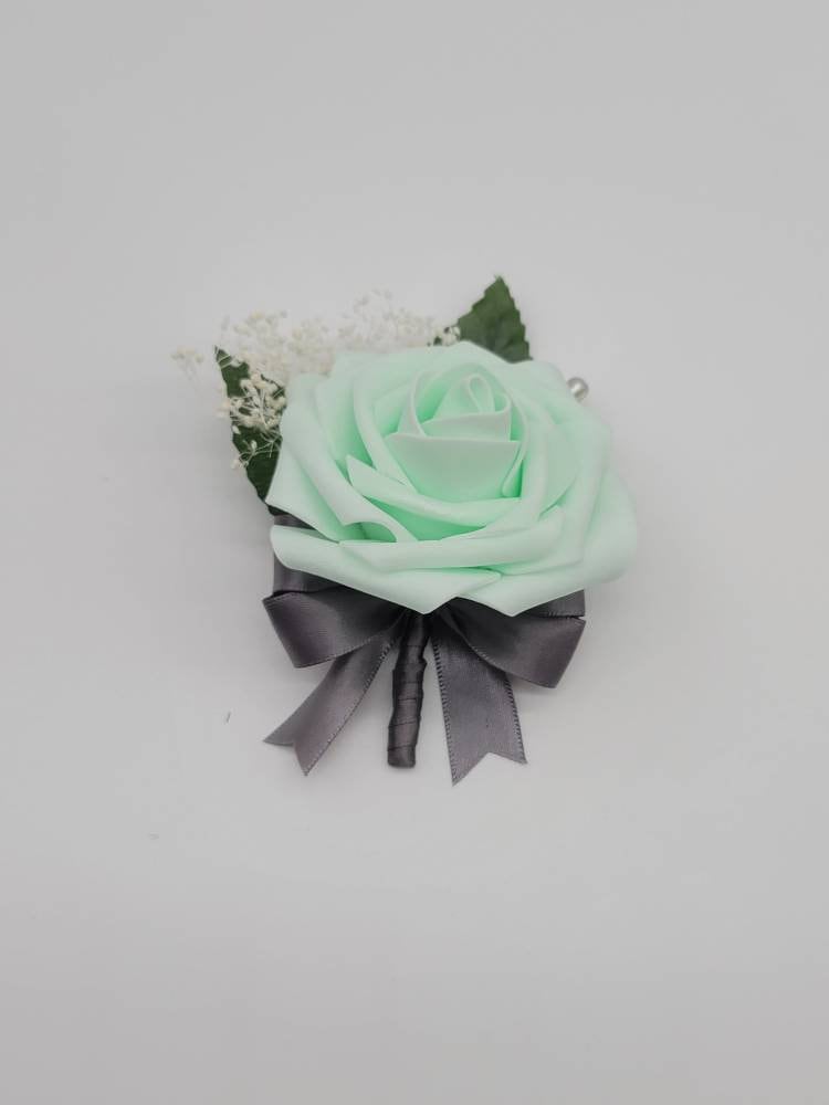 Minze Und Graue Boutonnieres Corsages, Erhältlich in 27 Farben, Corsages Sind Anstecknadel Handgelenk Erhältlich, Passende Bouquets Verfügbar von Dreamsicalcreations