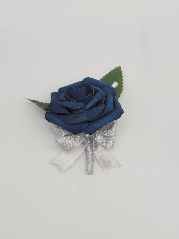 Navy Und Silber Boutonnieres Corsages, Erhältlich in 27 Farben, Corsages Anstecknadel Handgelenk, Passende Bouquets Verfügbar von Dreamsicalcreations