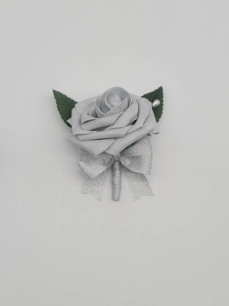 Silber Boutonnieres Und Corsages, Erhältlich in 27 Farben, Corsages Anstecknadel Handgelenk, Passende Sträuße Verfügbar von Dreamsicalcreations